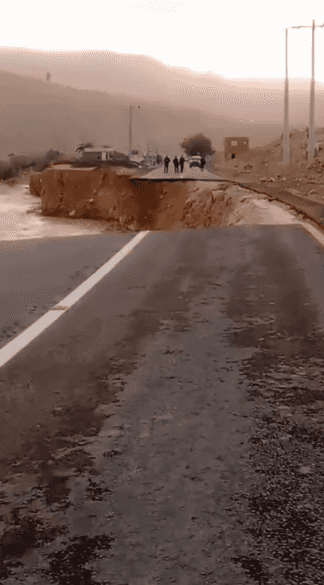 شاهد بالفيديو.. لحظة انهيار طريق الكرك - الطفيلة جراء الأمطار