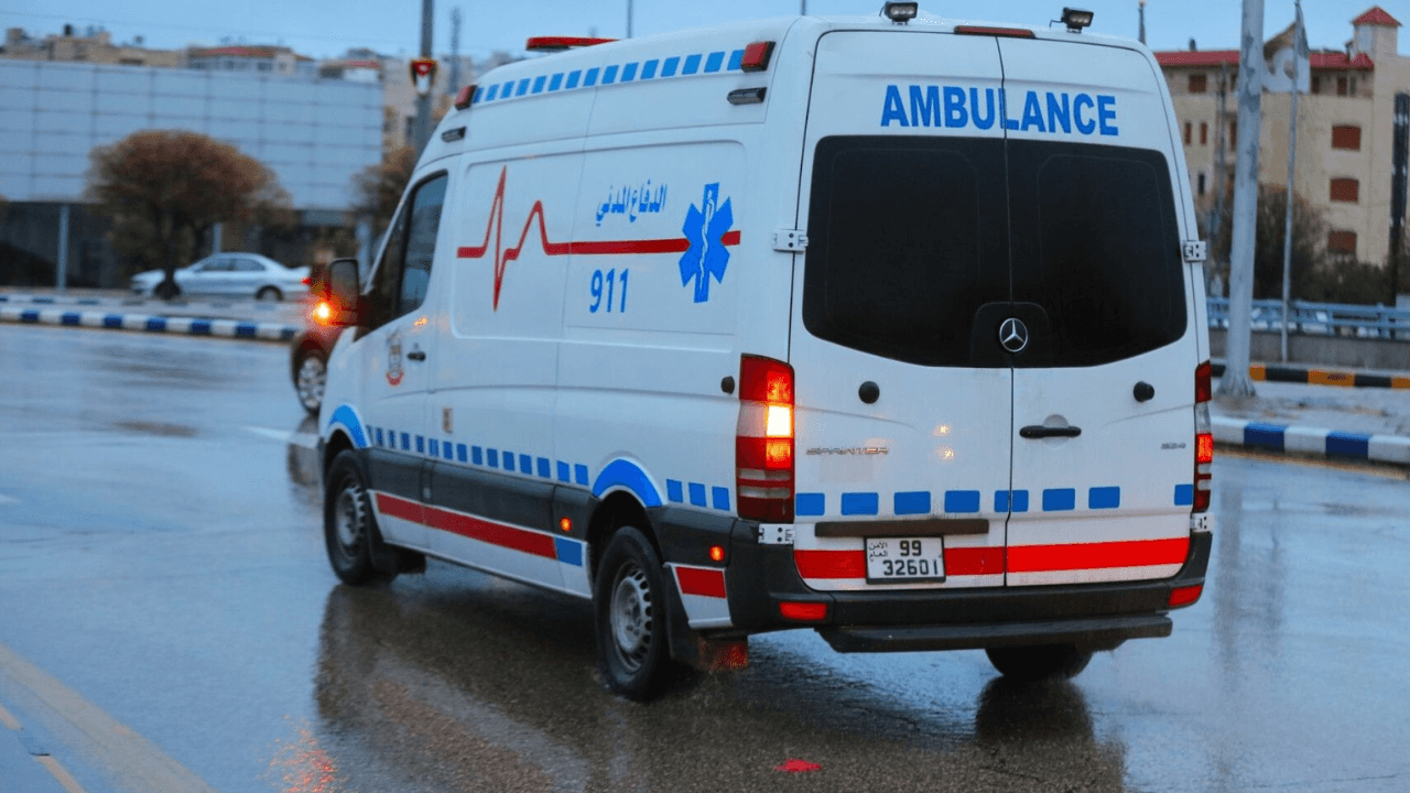 الدار -  أصيب شخصان من كوادر بلدية طبقة فحل، اليوم السبت، جراء حادث تد