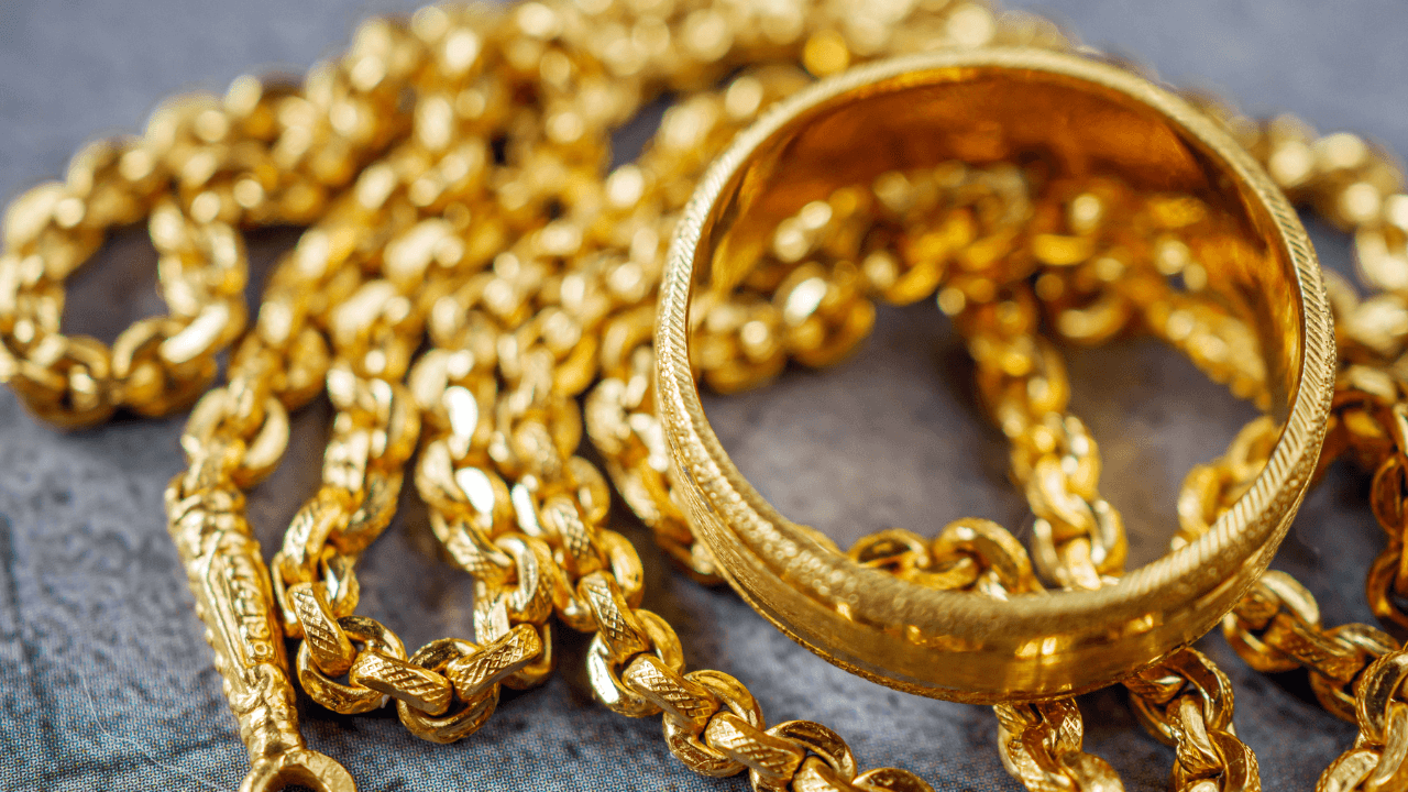 بلغ سعر بيع غرام الذهب "عيار 21" في السوق المحلية، الأربعاء، 105 دناني