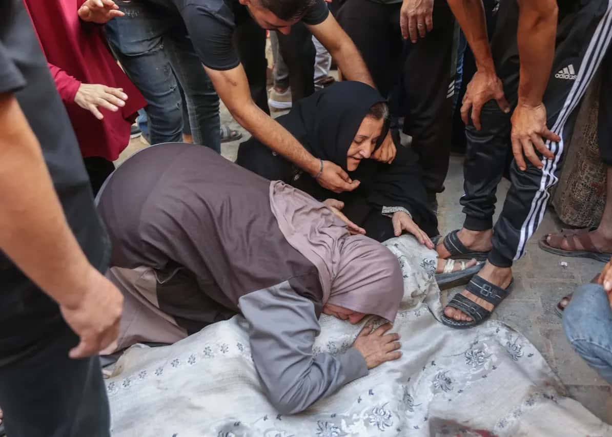الدار -  استشهد 4 فلسطينيين، بينهم طفل، وأصيب آخرون، اليوم، جراء قصف و
