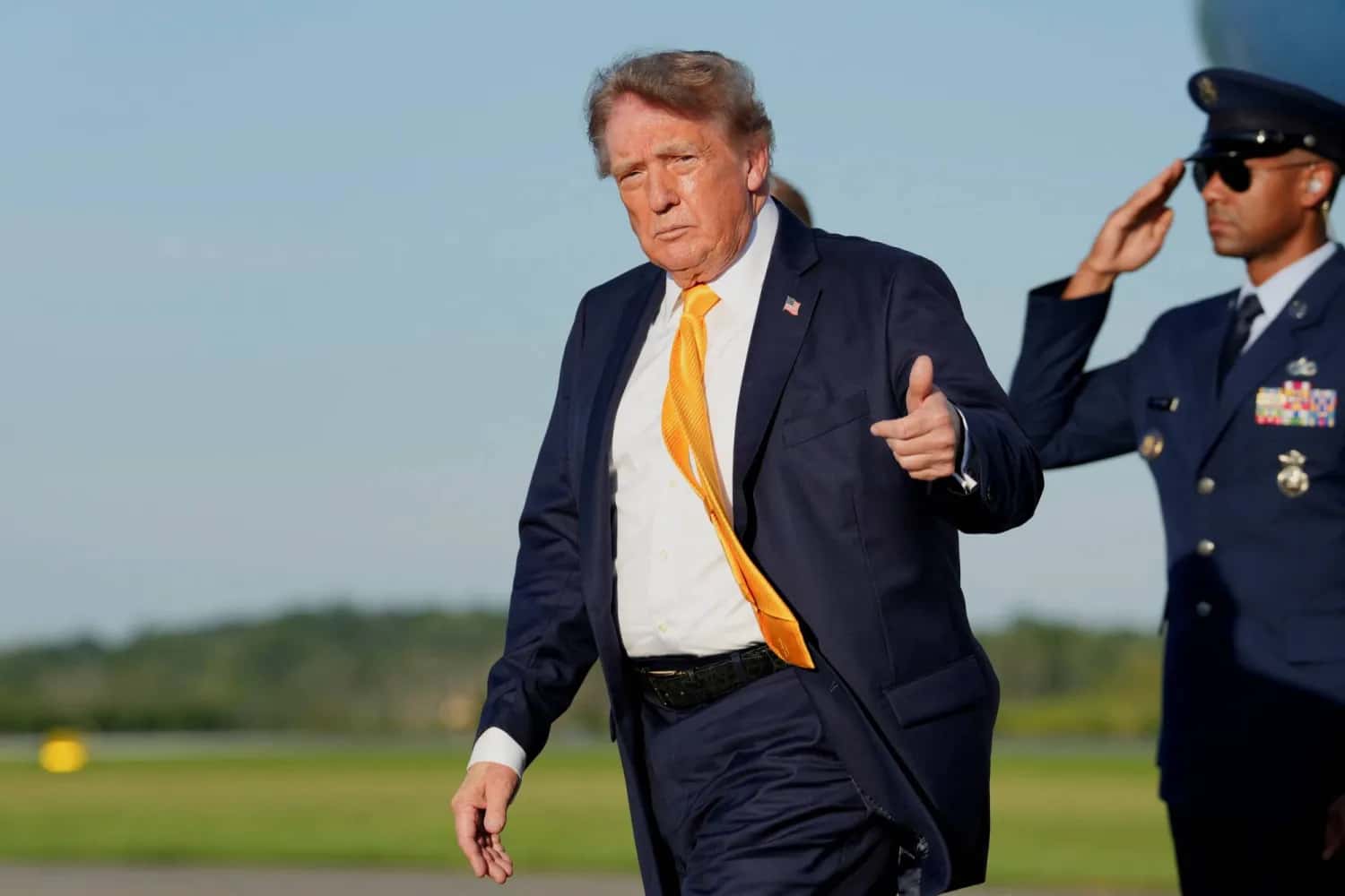 هدد دونالد ترمب، الاثنين، باستهداف مبيعات شركة بومباردييه الكندية لصنا