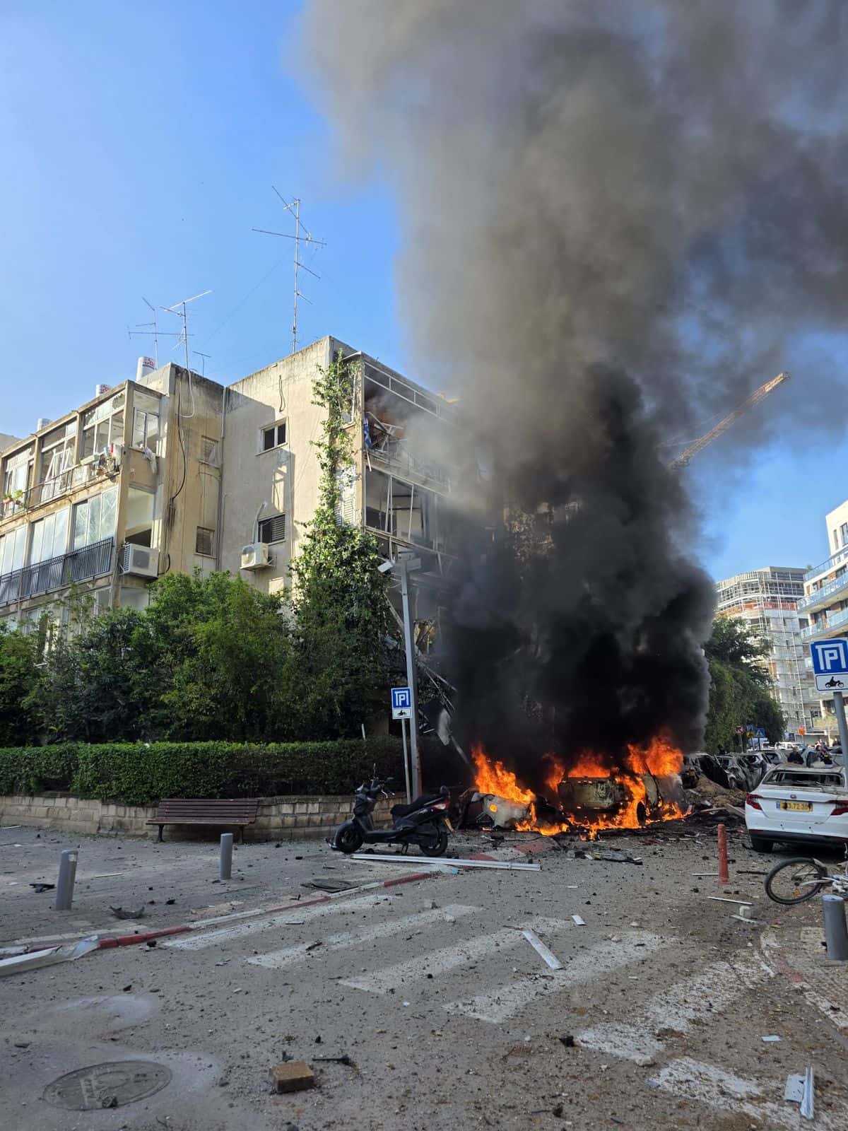 أضرار كبيرة في تل أبيب إثر سقوط صاروخ إيراني