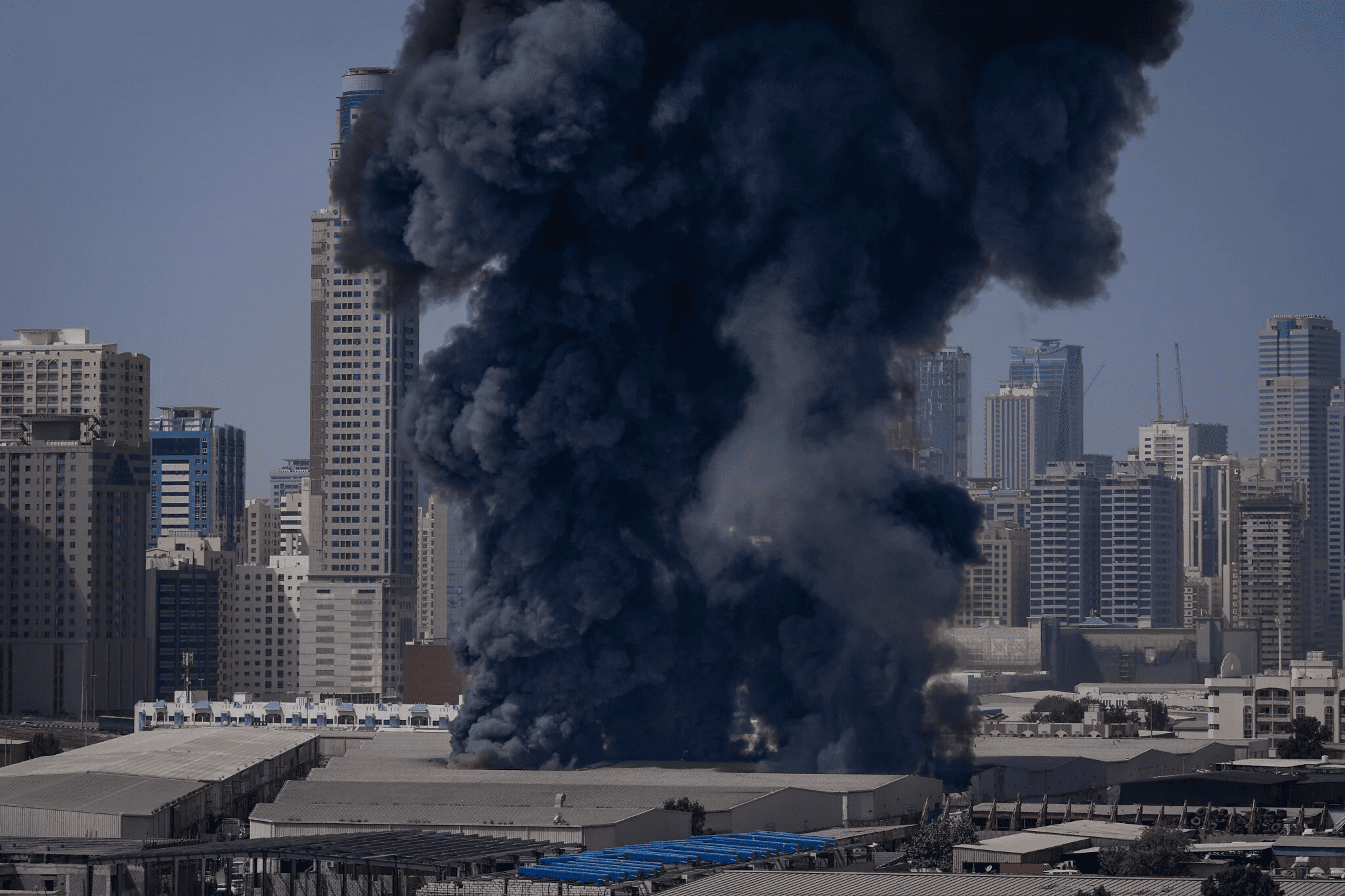 دعت الإمارات الثلاثاء، سكانها إلى الاحتماء، محذرة من "تهديد صاروخي محت