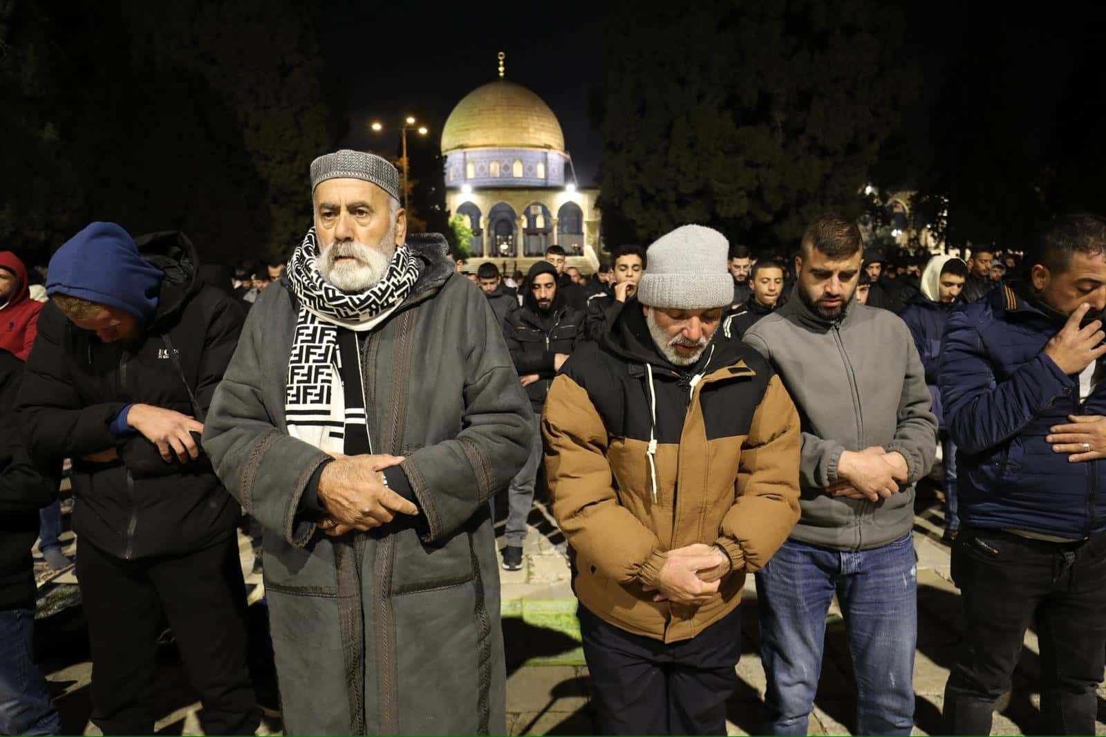 الدار - أدى نحو 60 ألف مصلٍ، مساء اليوم السبت، صلاتي العشاء والتراويح