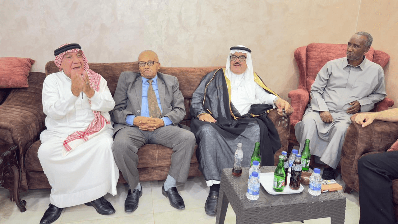 الدار -  أقام السيد هايل الدبارات (أبو فواز) مأدبة على شرف سعادة العين