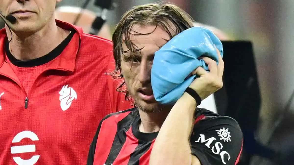 تلقى نادي ميلان الإيطالي والمنتخب الكرواتي ضربة موجعة، بعدما أعلن "الر