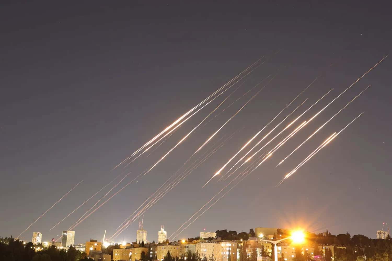 الدار - أفادت وسائل إعلام عبرية، مساء الأحد، بسماع دوي انفجارات في منط