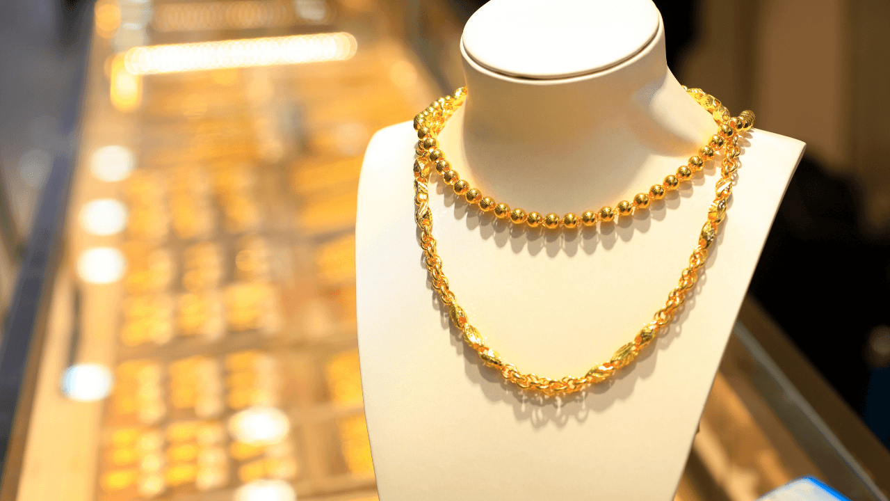 عكست أسعار الذهب اتجاهها لتتراجع بأكثر من 1% الخميس، وأنهت سلسلة مكاسب