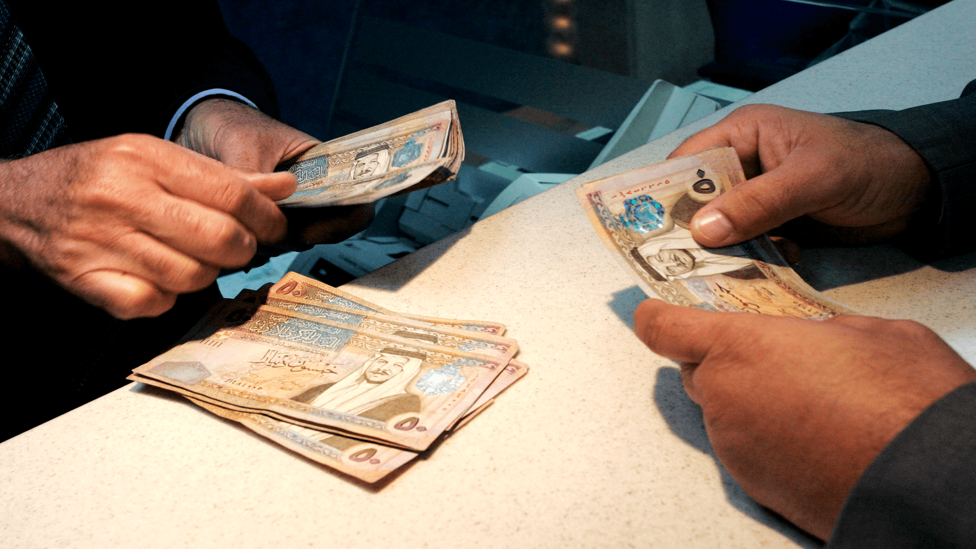 الدار -  تشهد الأسواق المالية ومحال الصرافة المحلية في المملكة إقبالاً