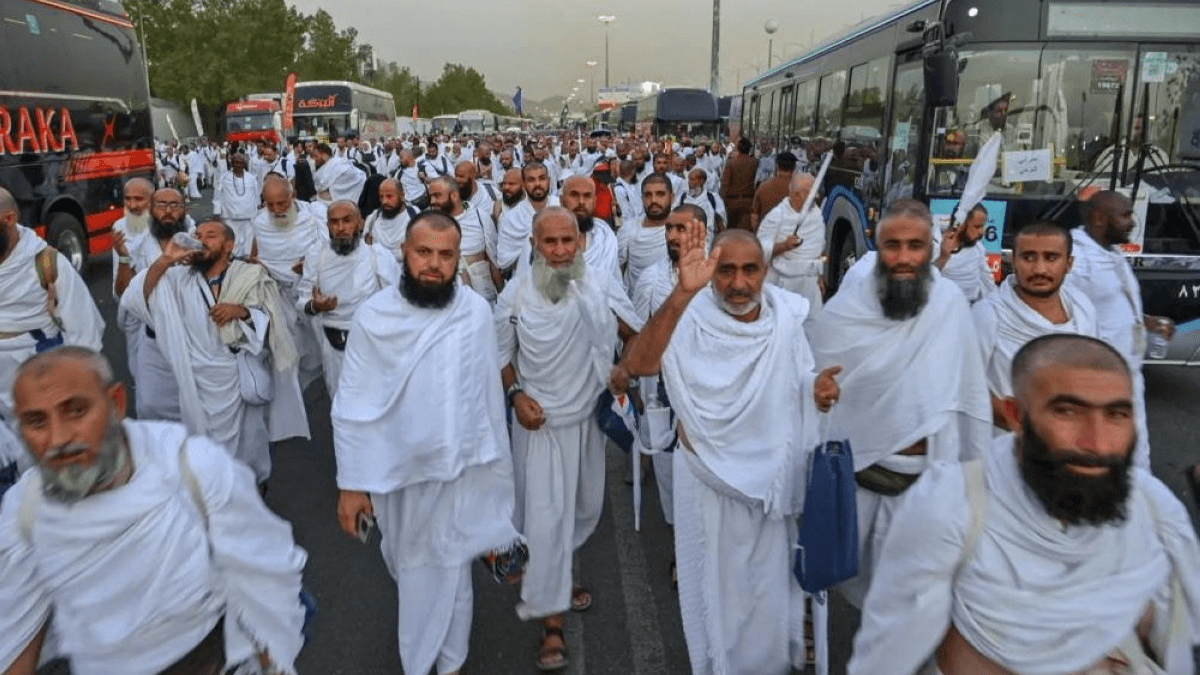 الدار - بدأ آلاف حجاج بيت الله الحرام، يوم الجمعة، بمغادرة مكة المكرمة