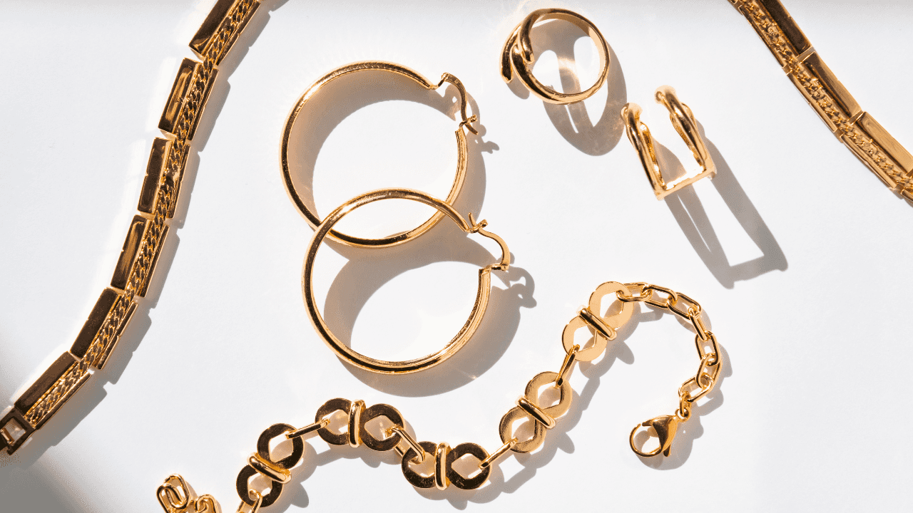 الدار - انخفضت أسعار الذهب في السوق المحلية، الأربعاء، بمقدار دينار وع