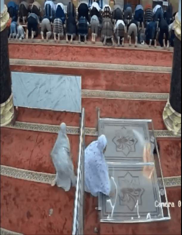 فتاتان تسقطان حاجزًا على طفل أثناء اللعب في مسجد بإندونيسيا