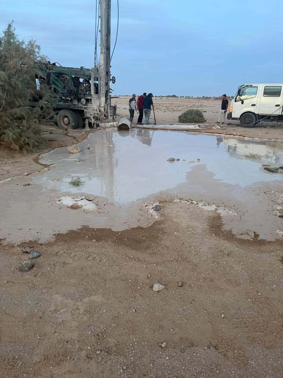 ضبطت كوادر سلطة المياه، بالتعاون مع مديرية الأمن العام، الاثنين، حفارة