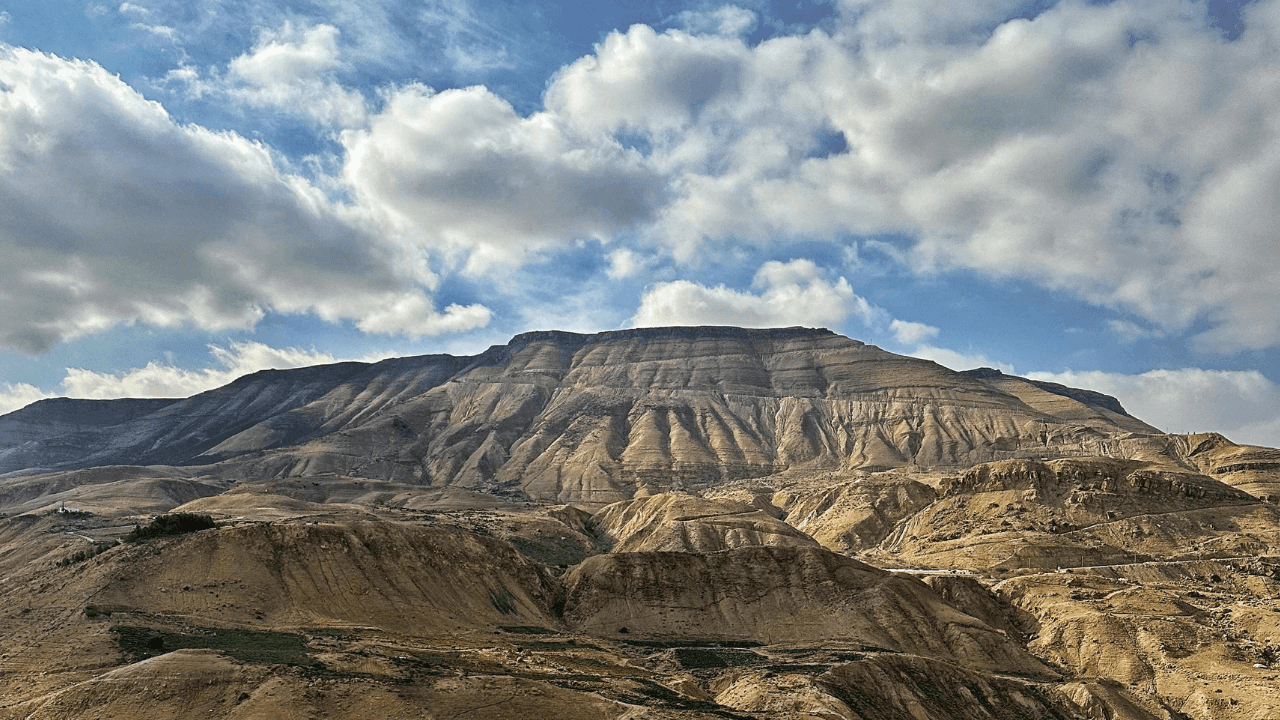 الدار - توقعت إدارة الأرصاد الجوية أن تسود، يوم الجمعة، أجواء ربيعية د