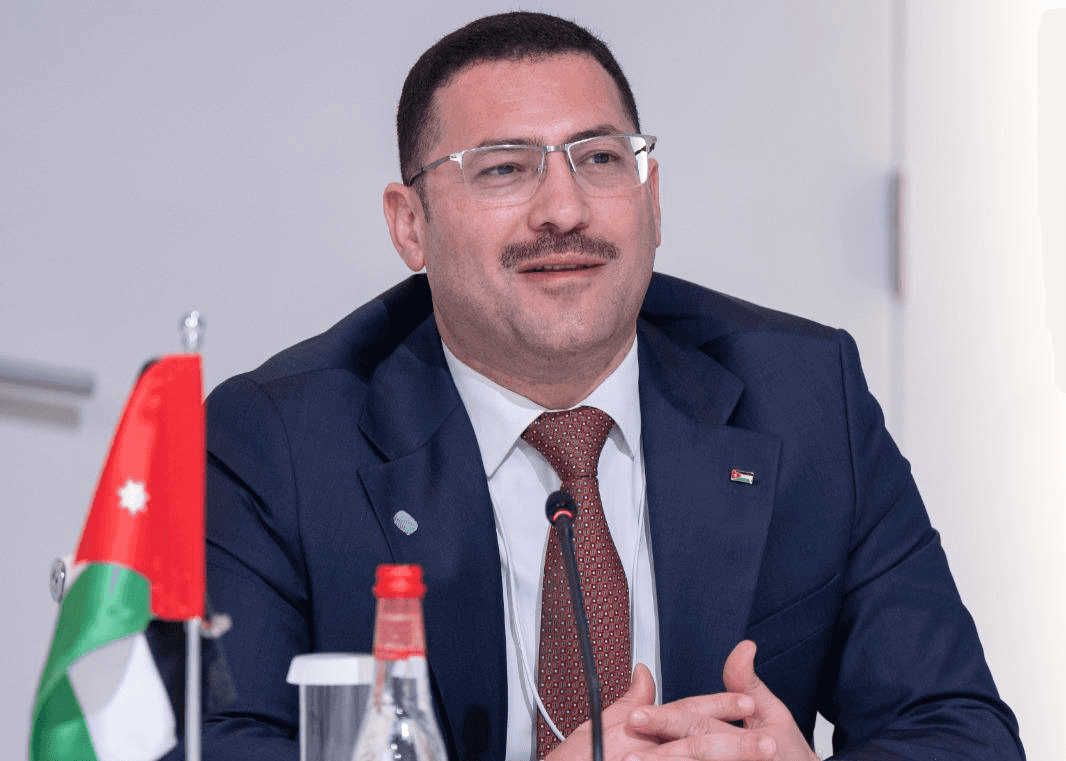 الدار -أعلن رئيس هيئة الخدمة والإدارة العامة، فايز النهار، عن توجه لتخ