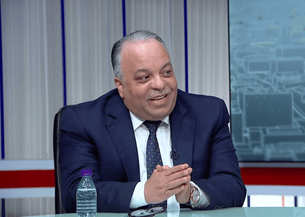 الدار -  عند أسفل سُلّم الطائرة في قاعدة أندروز، وقف الرئيس الأميركي د