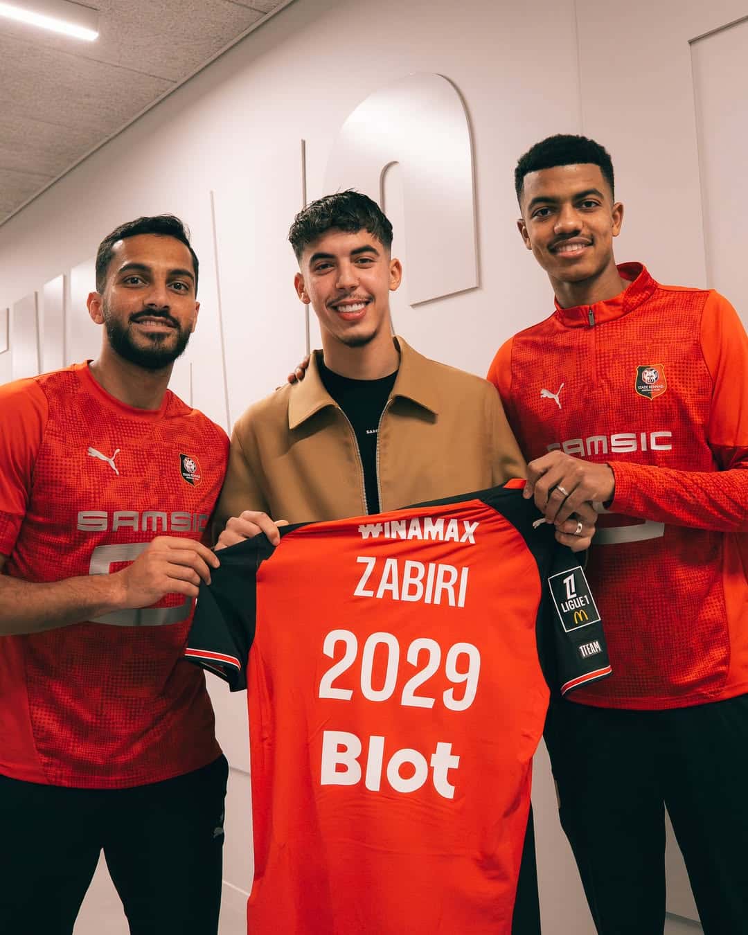 الدار - أعلن نادي رين الفرنسي لكرة القدم، اليوم الثلاثاء، عن تعاقده رس