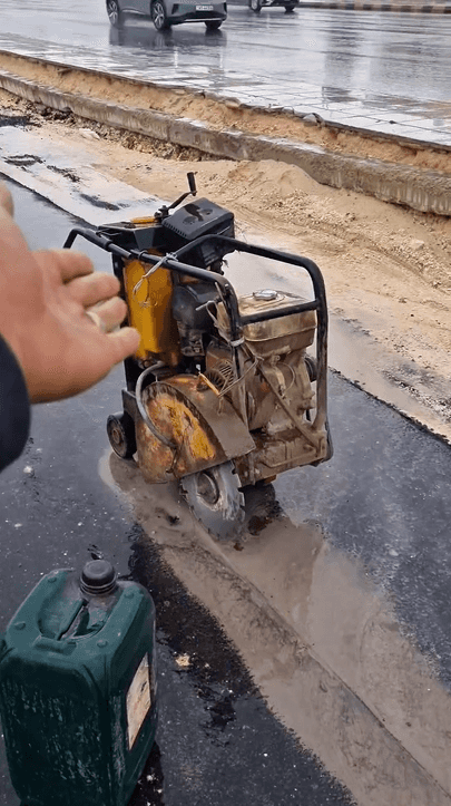 قرار منع تعبئة البنزين بالجالونات يعرقل عمل مقاول