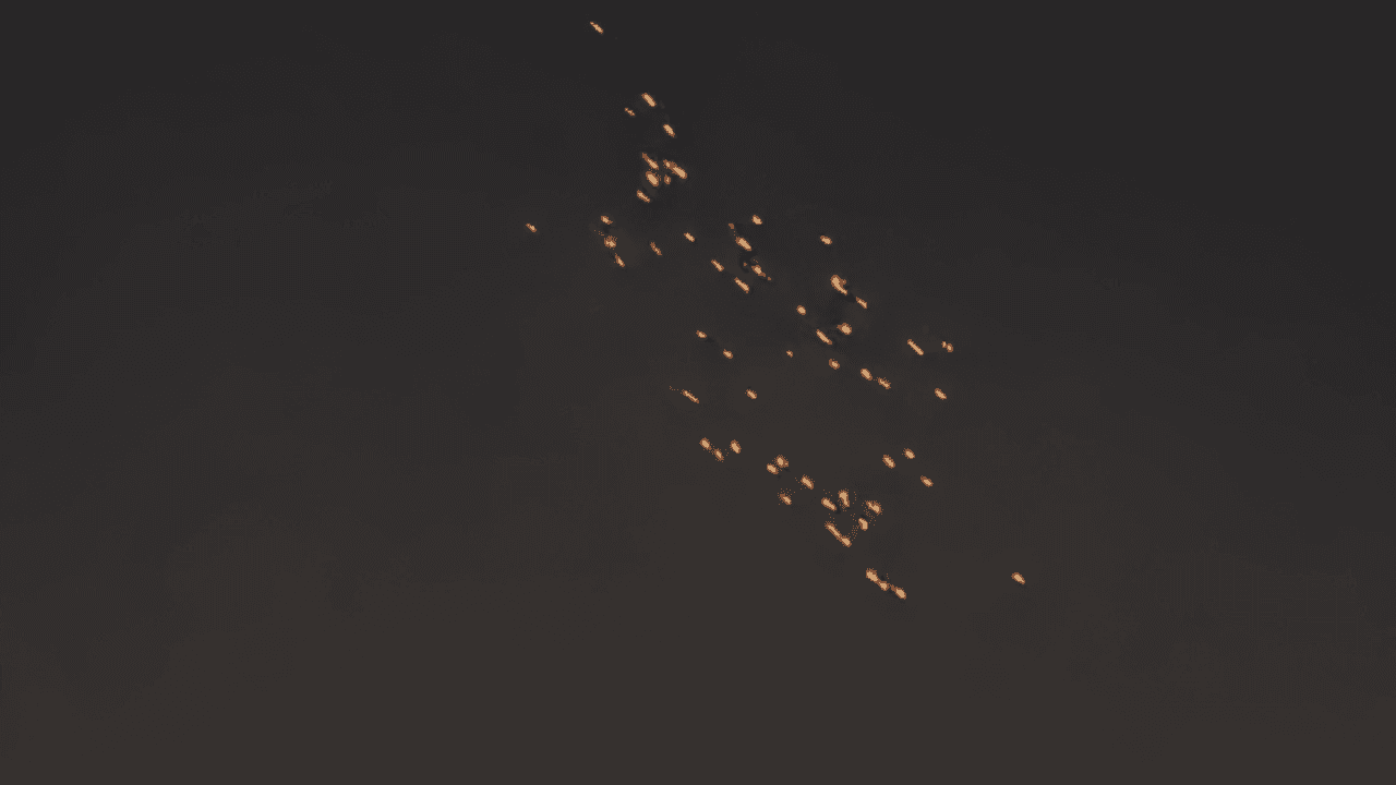 اندلع حريق في مبنى بريشون لتسيون جنوب تل أبيب إثر سقوط صاروخ إيراني عن