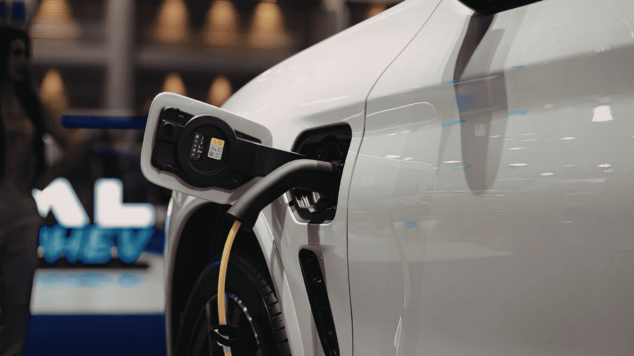 قال أحمد - صاحب مركز لفحص السيارات الكهربائية - إن مشكلة المركبات الكه