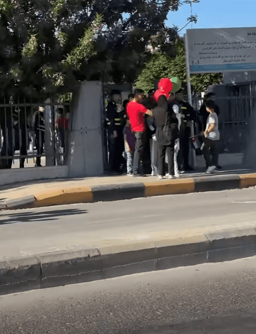 الأردنيون يتوافدون إلى مواقع الاحتفالات بعيد الاستقلال