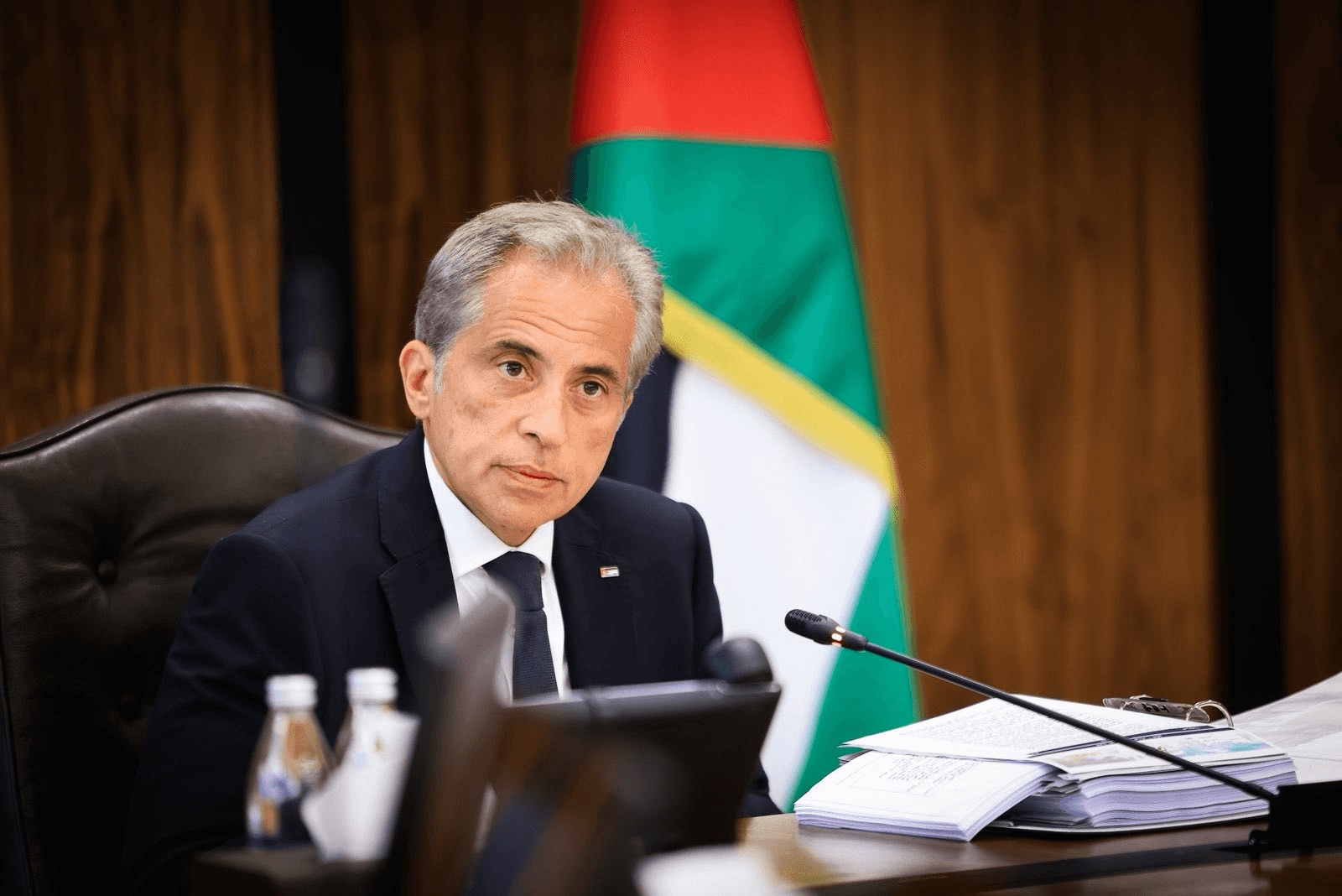 الدار - قرَّر رئيس الوزراء الدكتور جعفر حسَّان، تأخير بدء ساعات الدَّو