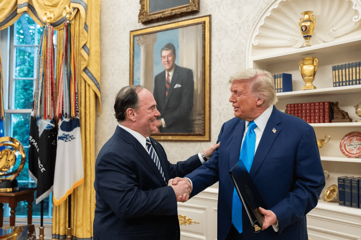 ترمب يعلن مغادرة صديقه جون فيلان منصبه وزيراً للبحرية الأمريكية