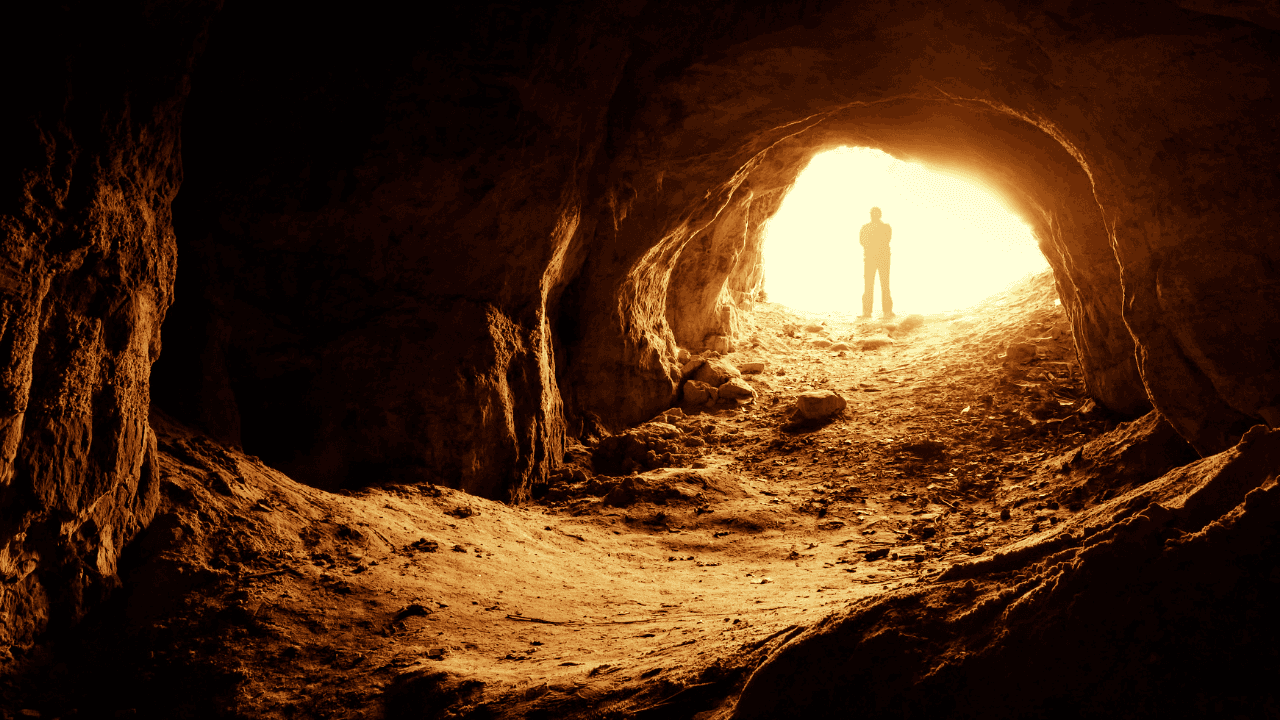 تتعامل كوادر الدفاع المدني، مساء الاثنين، مع انهيار مغارة على عدد من ا