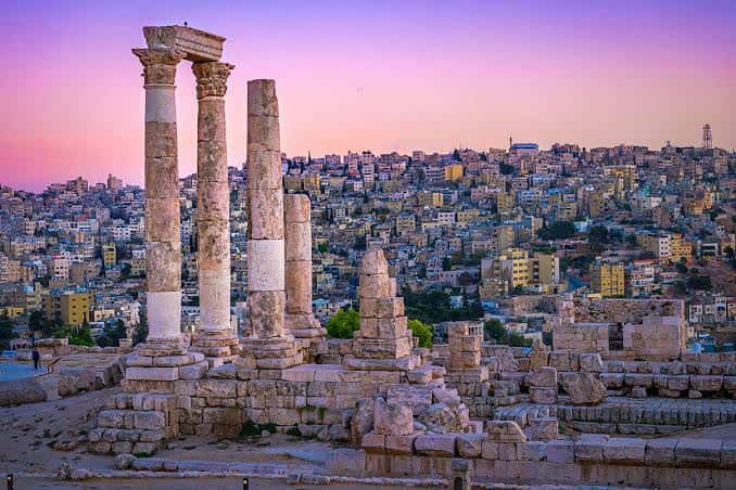 يطرأ اليوم الجمعة انخفاض طفيف على درجات الحرارة، وتكون الأجواء معتدلة