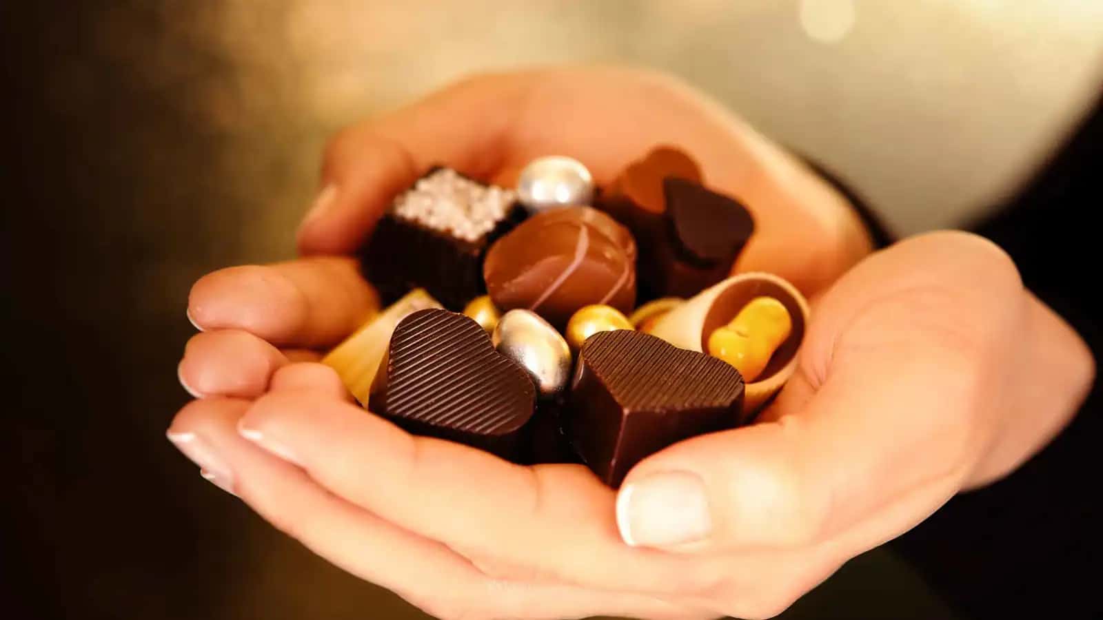 تواجه معلّمة في ولاية كاليفورنيا دعوى قضائية بعد اتهامها بتقديم حلوى ت