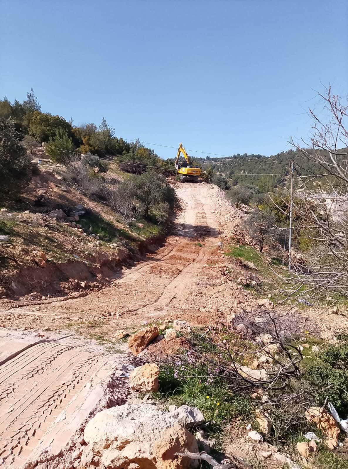 باشرت كوادر وآليات بلدية لواء المعراض في محافظة جرش، بتنفيذ أعمال فتح