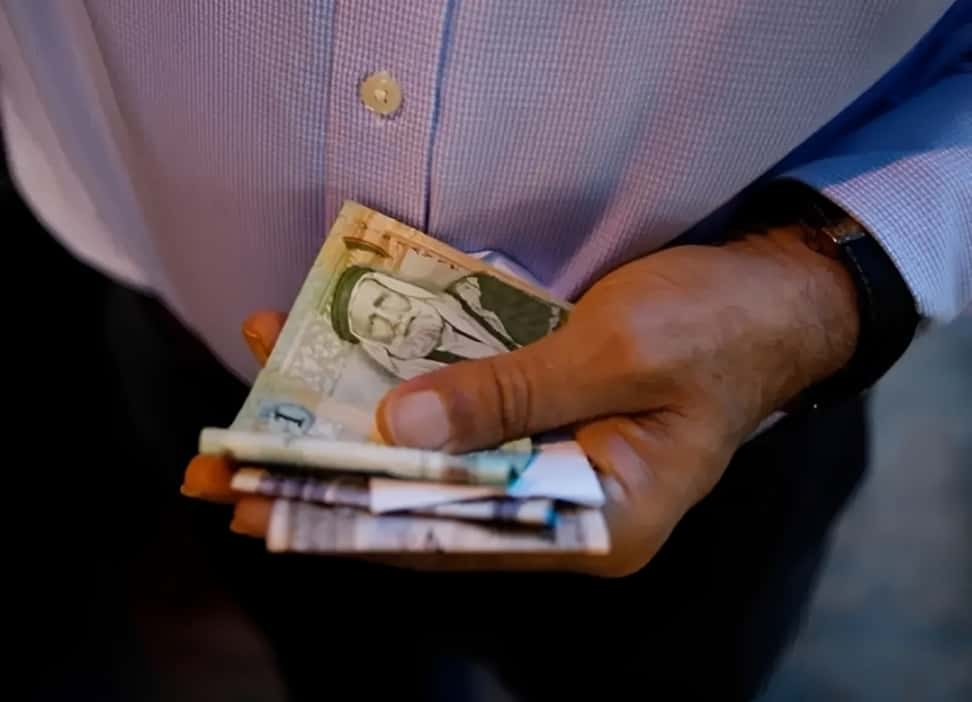 الدار -  عمر عبدالرؤوف - أكد مصدر حكومي اليوم أنه تقرر صرف رواتب لهذا