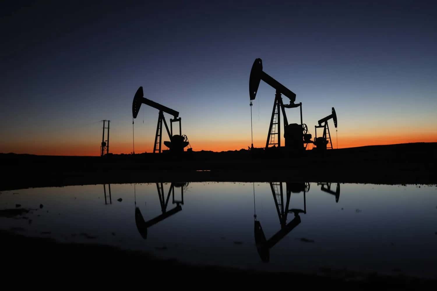 الدار - تتجه أسعار النفط العالمية لتسجيل مكاسب أسبوعية قياسية بنهاية ت