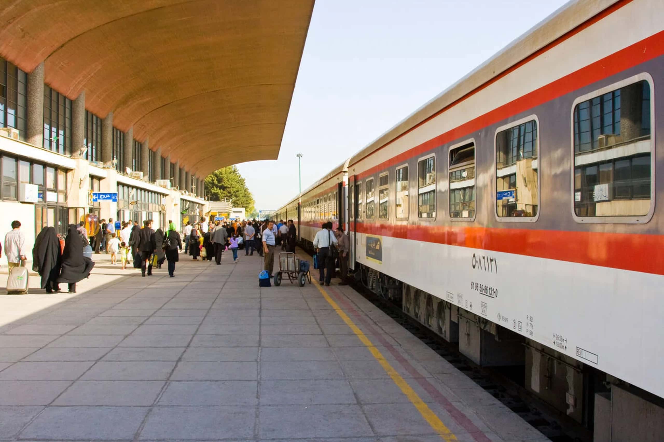 الدار - شهدت شبكة السكك الحديدية في إيران حالة من الارتباك الشديد اليو