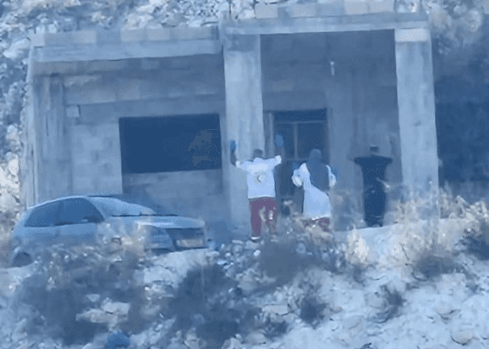 الدار -  استشهد ثلاثة فلسطينيين، مساء الجمعة، في غارة جوية نفذتها طائر