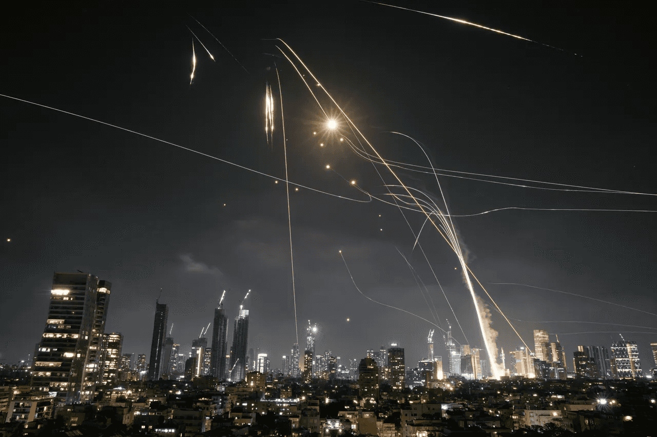 الدار -  رصد جيش الاحتلال الإسرائيلي، الأحد، إطلاق صواريخ من إيران بات