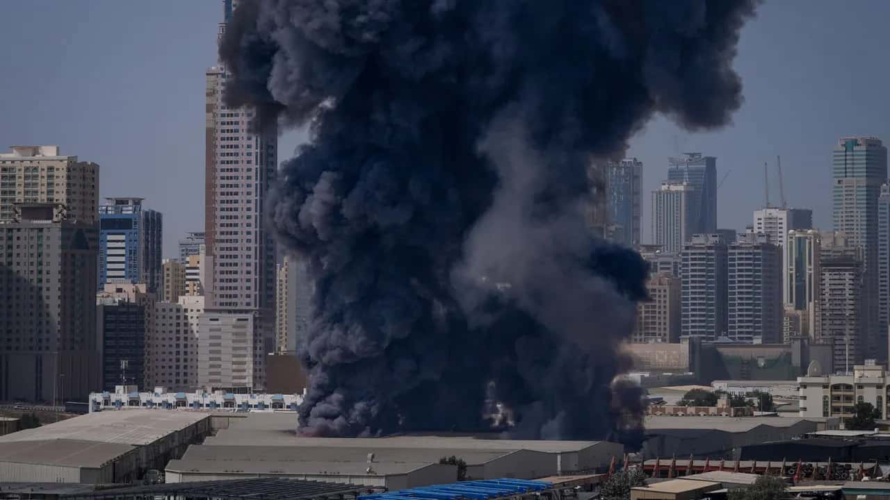 الدار -  أعلنت وزارة الكهرباء الكويتية، أن 6 خطوط لنقل الكهرباء خرجت ع