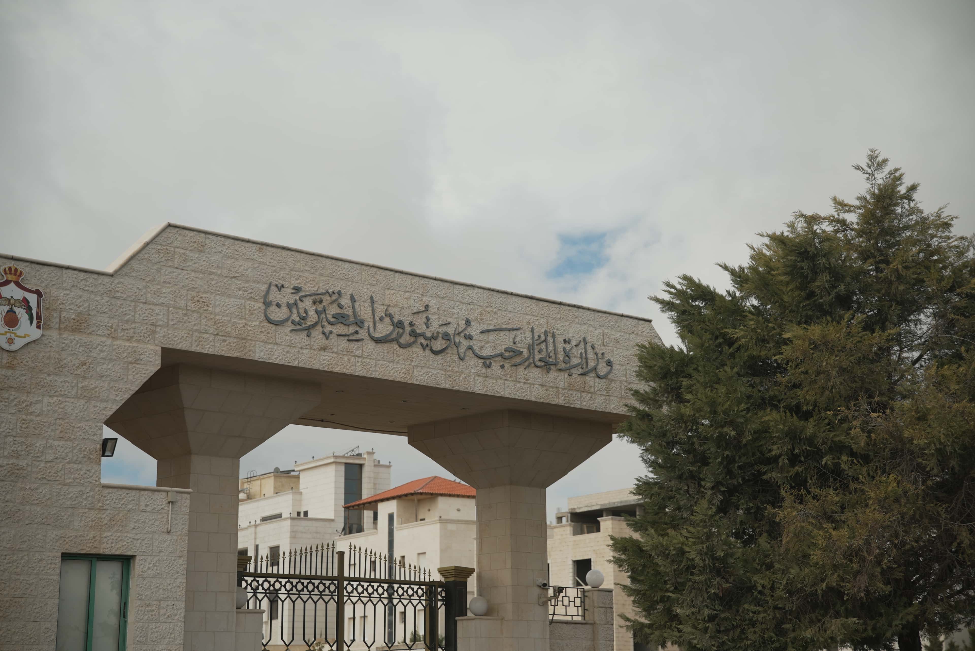 الدار -   تتابع وزارة الخارجية وشؤون المغتربين من خلال السفارة في أبو