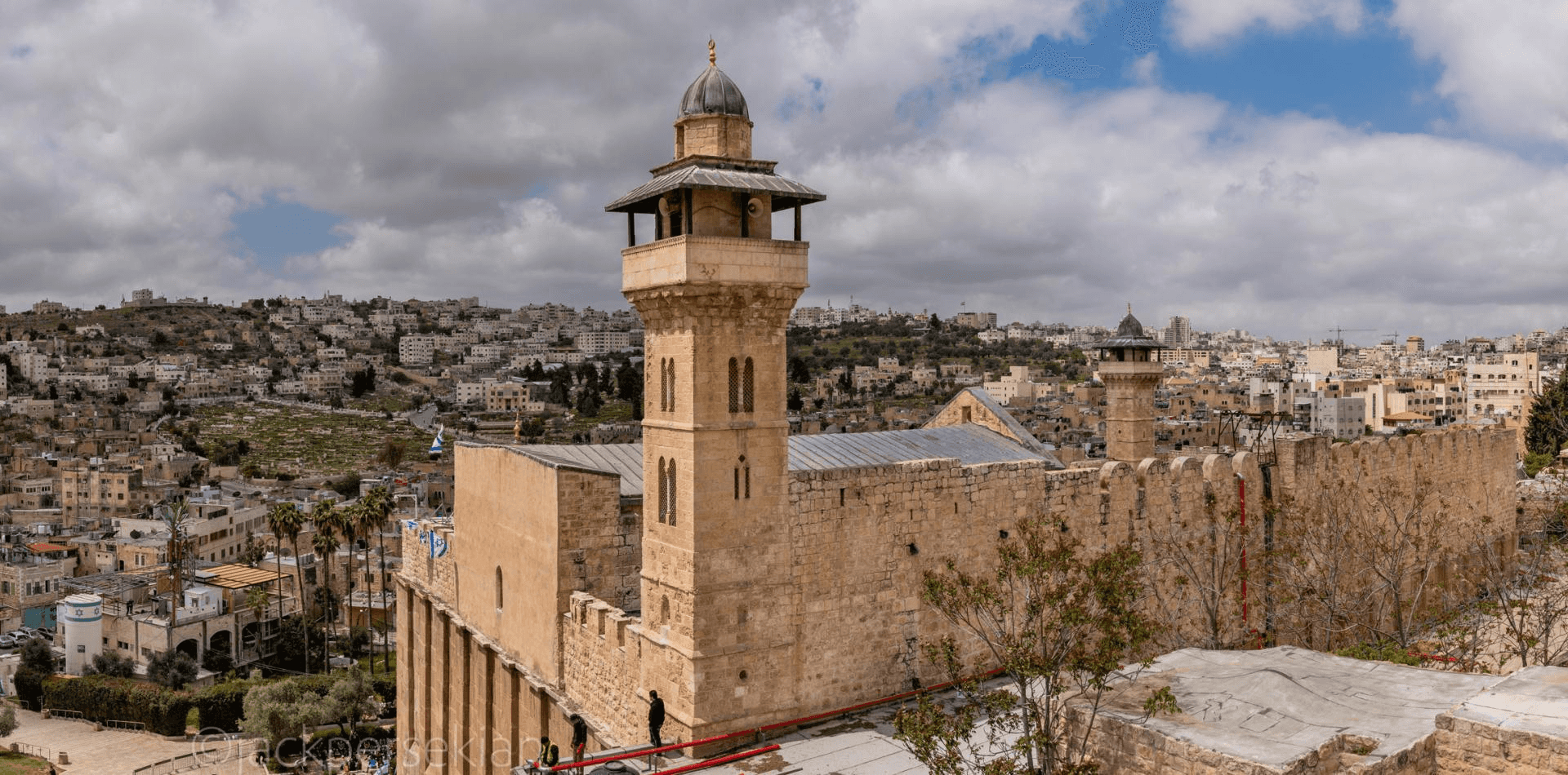 الدار - أغلقت القوات الإسرائيلية، يوم الجمعة، الحرم الإبراهيمي الشريف