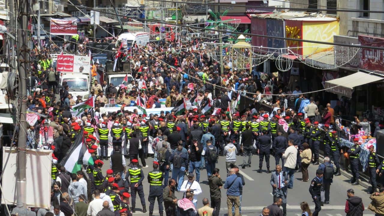 الدار -  انطلقت بعد صلاة الجمعة اليوم من أمام المسجد الحسيني مسيرة نظّ