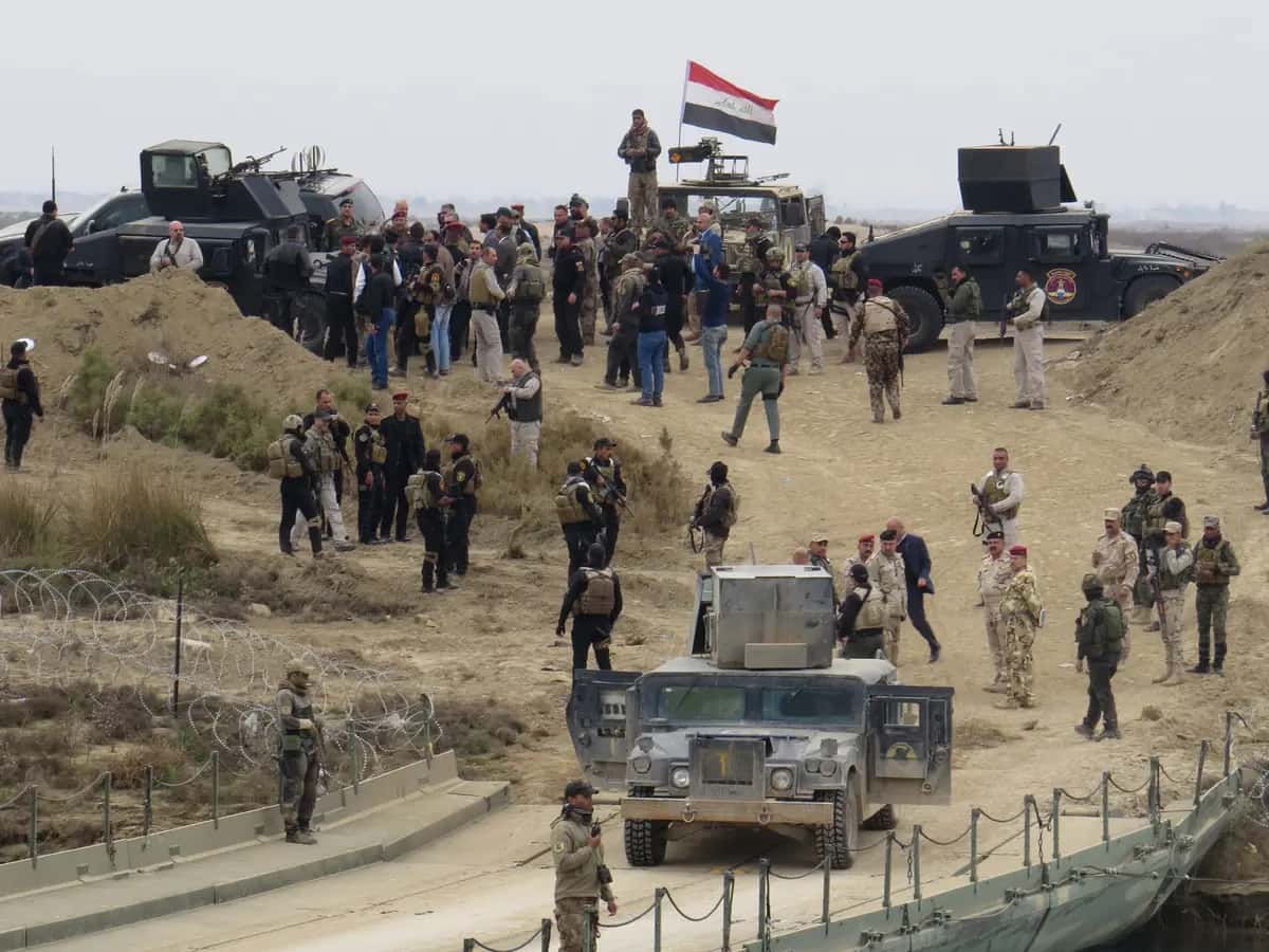 أفادت مصادر أمنية عراقية اليوم السبت، بمقتل اثنين على الأقل من أفراد ا