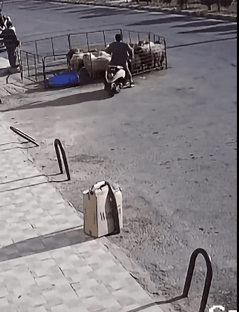 حادث غريب إثر اقتحام دراجة نارية لحظيرة أغنام