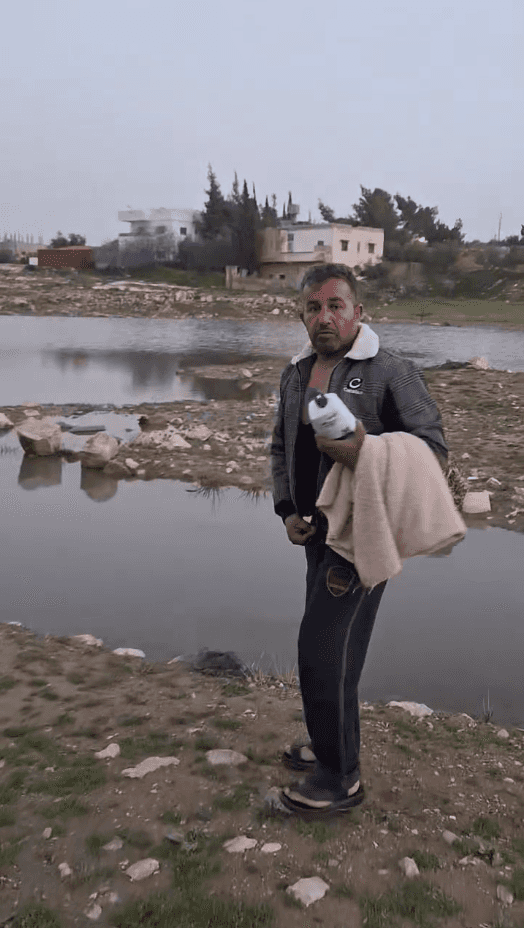 مواطن يريد الاستحمام في "بركة"  بسبب انقطاع المياه بالكرك
