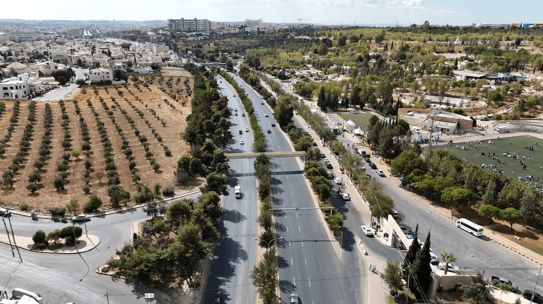 الدار - أعلنت أمانة عمان الكبرى، اليوم الخميس، عن البدء بتركيب جسر مشا