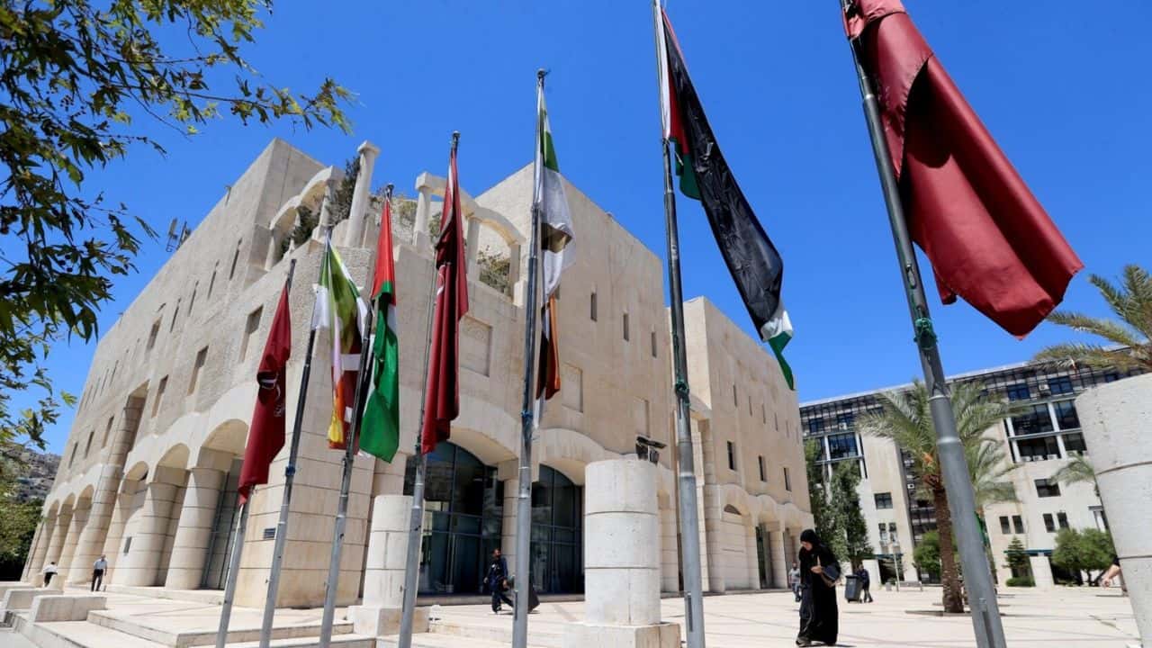 علمت "عين" من مصادر مطلعة أن فرق هيئة النزاهة ومكافحة الفساد نفذت، قبل