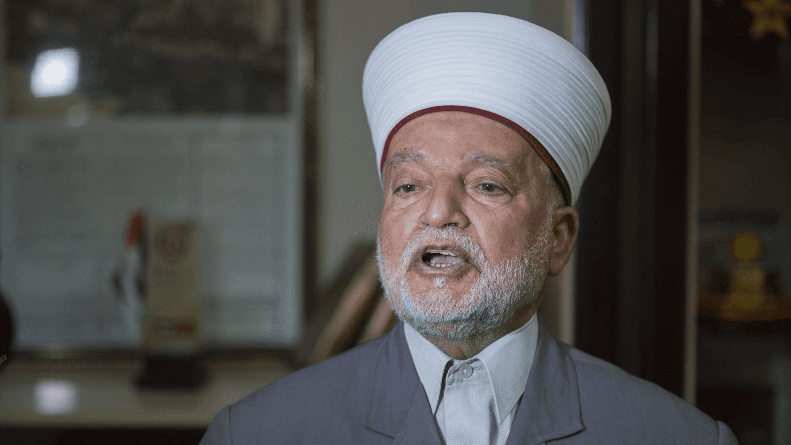الدار - جددت سلطات الاحتلال الإسرائيلي قرار إبعاد المفتي العام للقدس و