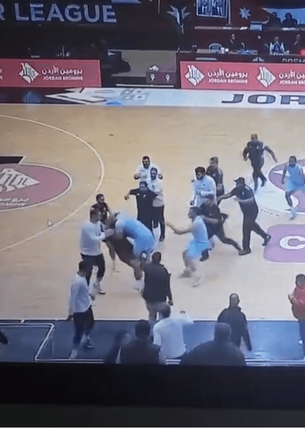 عراك بالأيدي بين اللاعبين في مباراة الفيصلي واتحاد عمان بكرة السلة