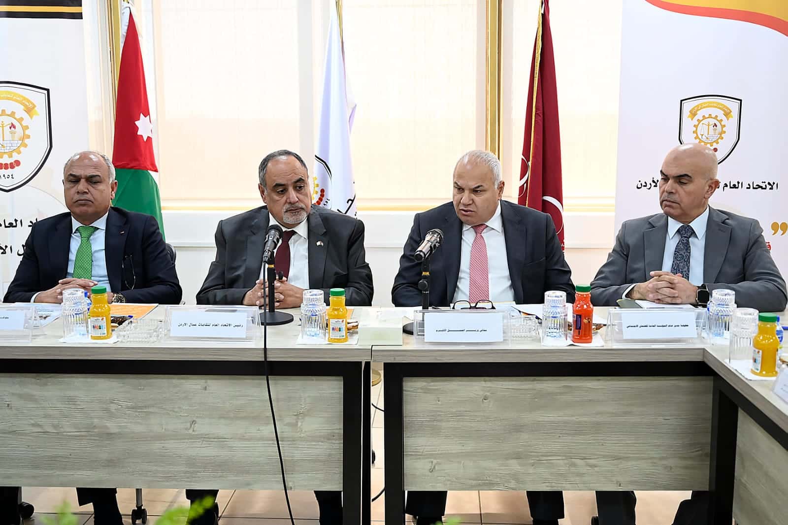 الدار - بحث وزير العمل الدكتور خالد البكار مع رئيس وأعضاء المكتب التنف