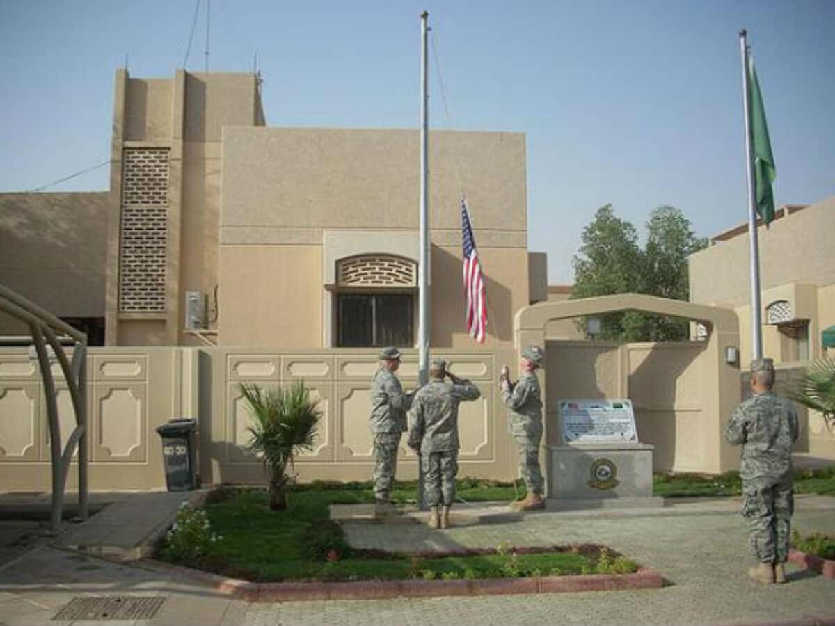 أفاد مصدران لوكالة رويترز، فجر الثلاثاء، باندلاع حريق في مبنى السفارة
