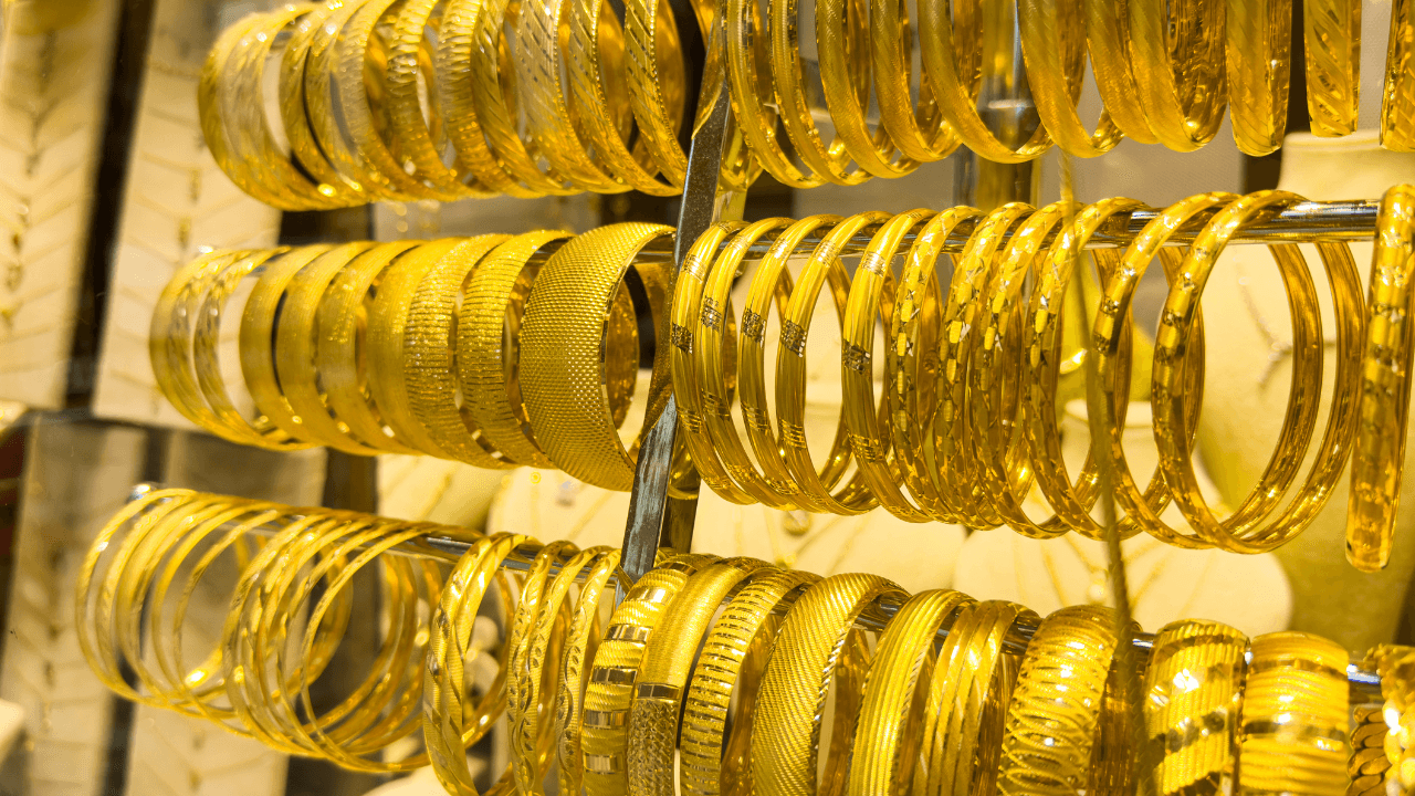 بلغ سعر بيع غرام الذهب عيار 21، في السوق المحلية، الخميس، عند 111.90 د